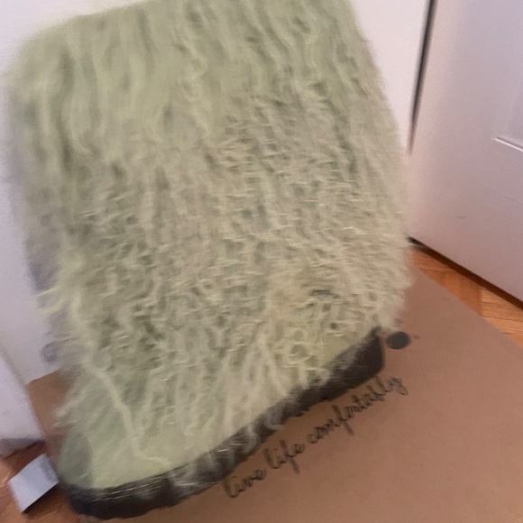 Bearpaw Boetis ll Women Furry Shearling Wool Boots Green New In Box 1294W - Picture 3 of 8